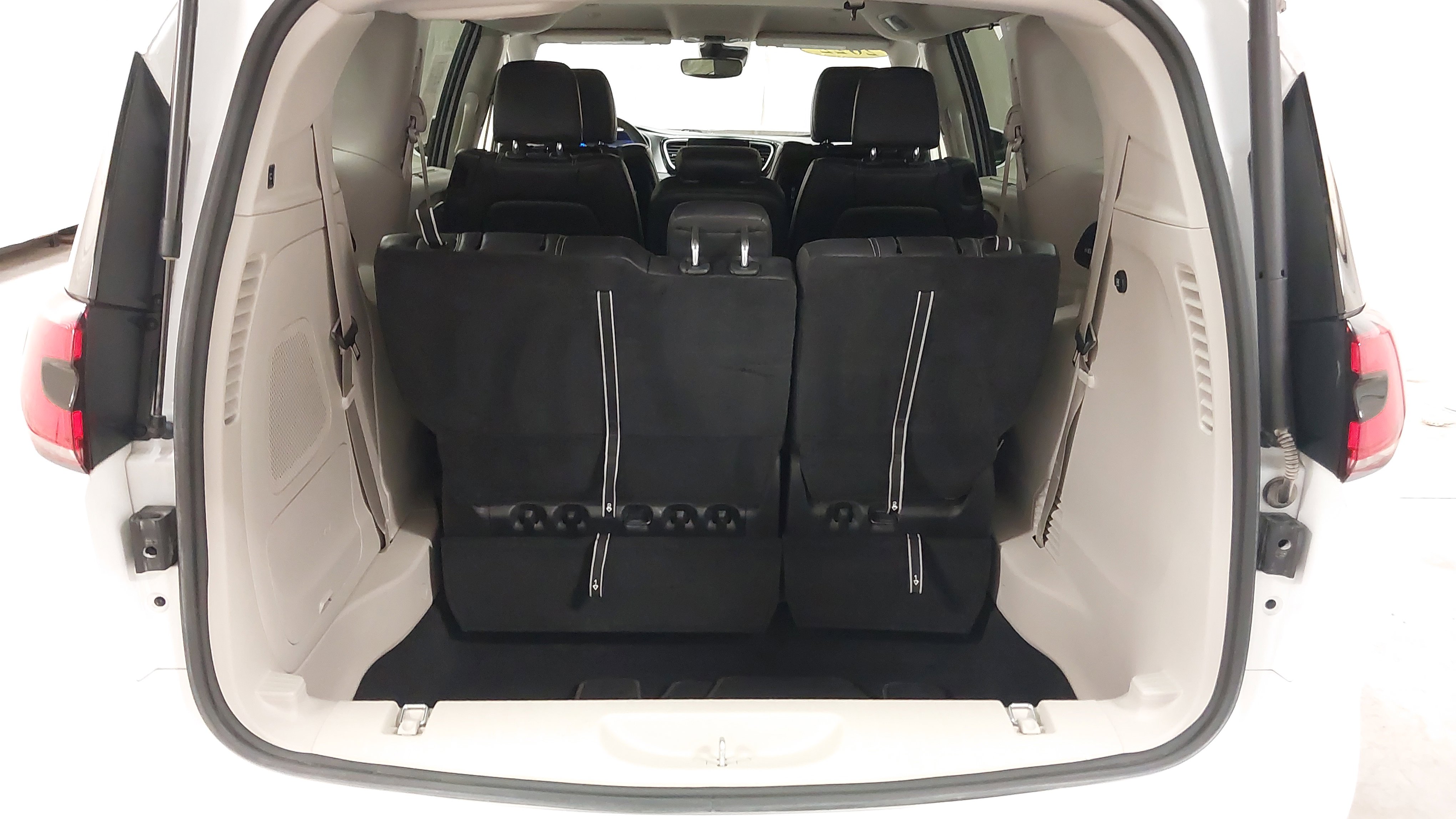 Used 2022 Chrysler Pacifica Touring-L w/ Uconnect Theater Family Group FWD image 26