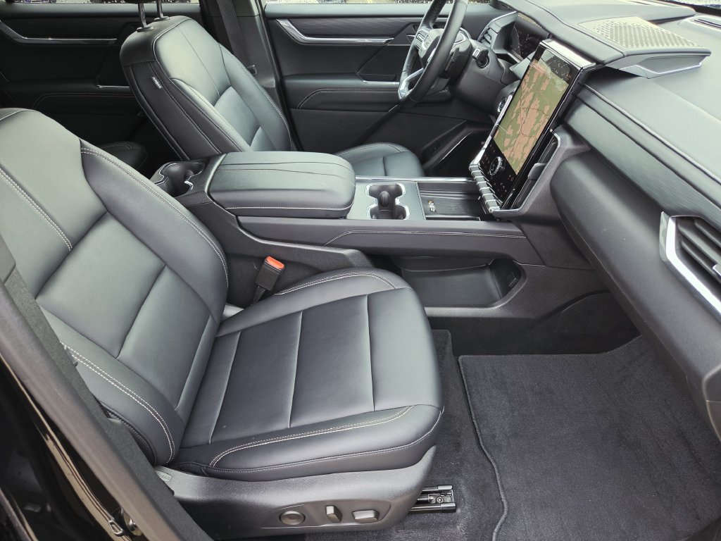 Used 2026 GMC Acadia Elevation w/ Elevation Premium Package AWD/4WD image 12