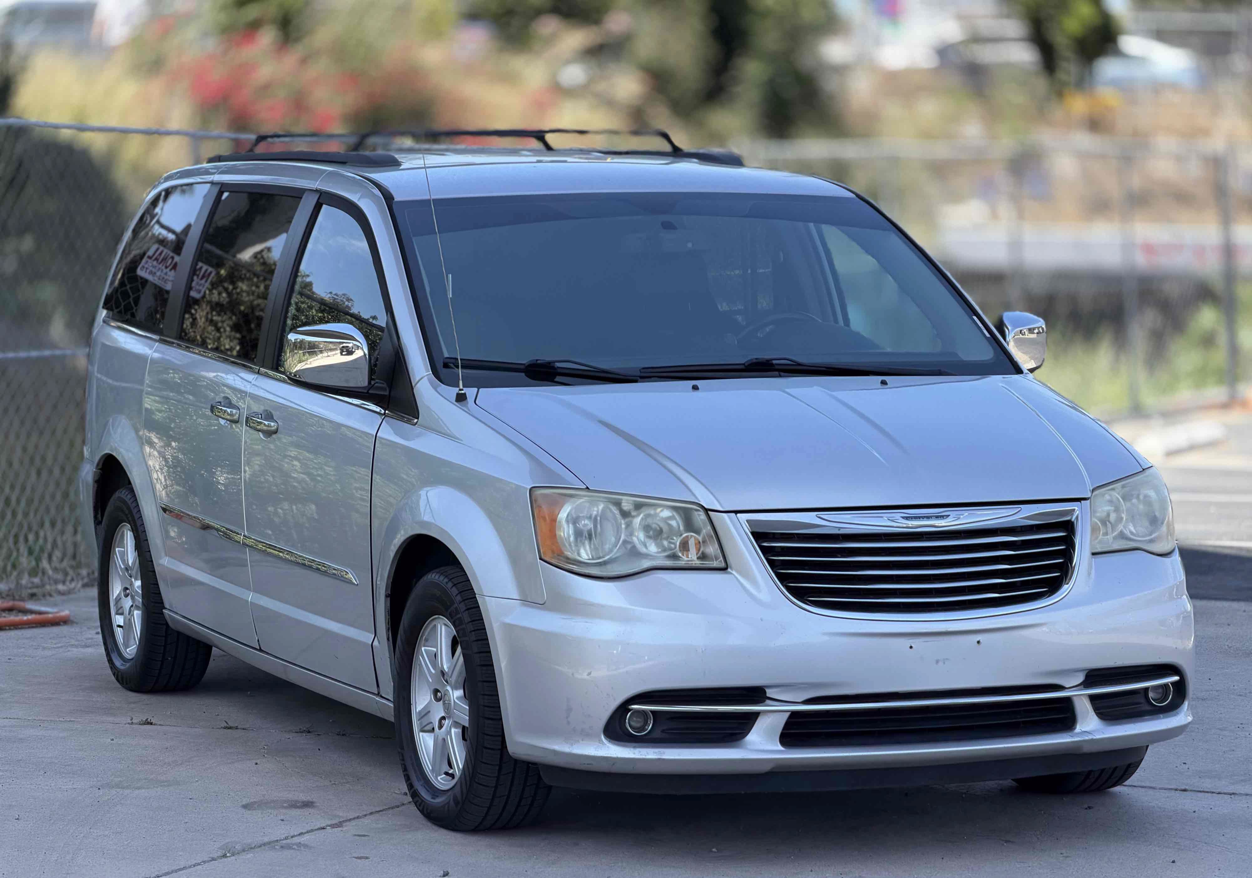 Used 2011 Chrysler Town & Country Touring-L w/ Entertainment Group #2 FWD image 4