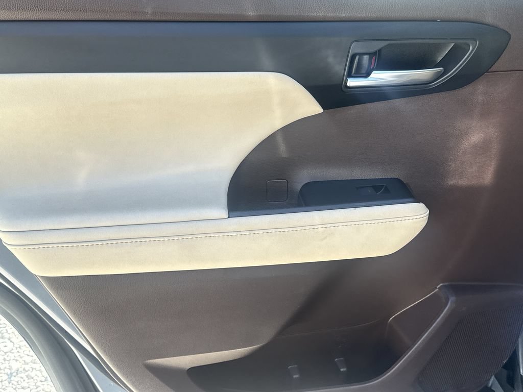 Used 2020 Toyota Highlander XLE AWD/4WD image 21