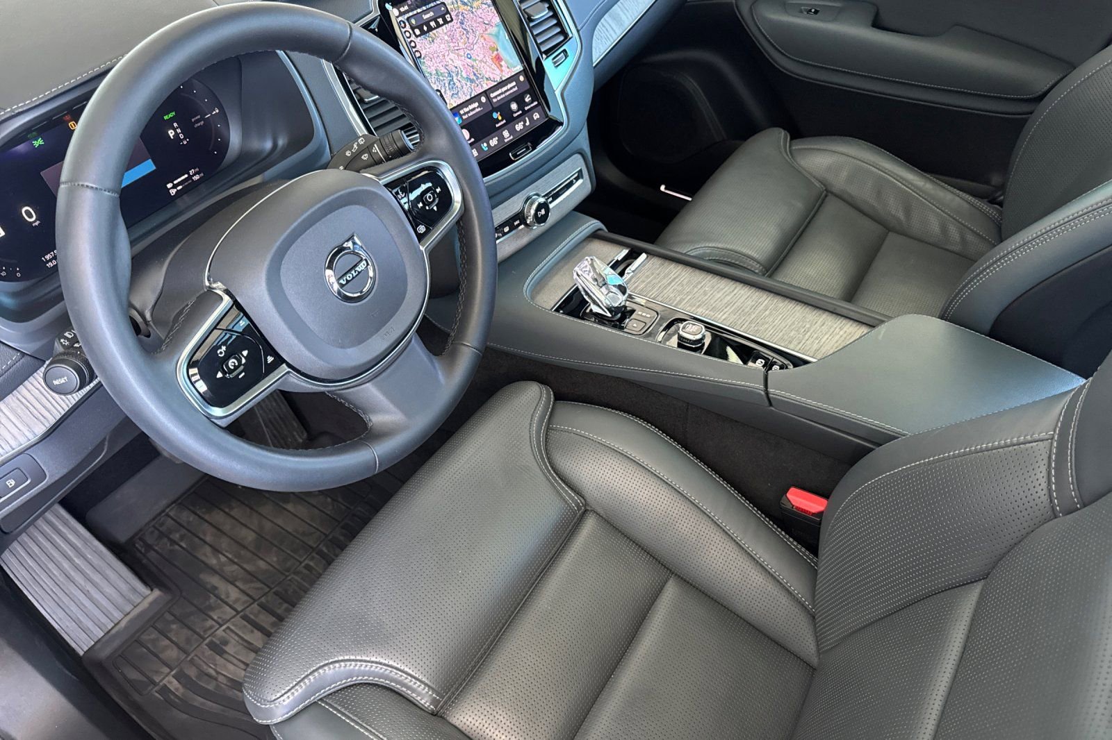 Used 2024 Volvo XC90 T8 Ultimate w/ Lounge Package image 13