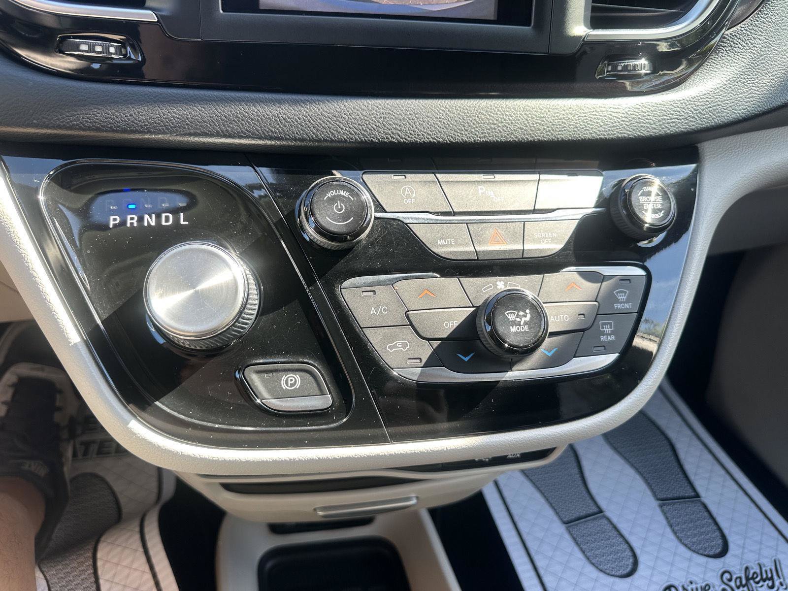 Used 2018 Chrysler Pacifica Touring-L FWD image 28