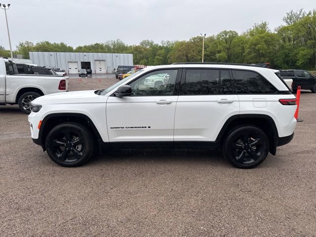Used 2023 Jeep Grand Cherokee Limited w/ Black Appearance Package AWD/4WD image 5