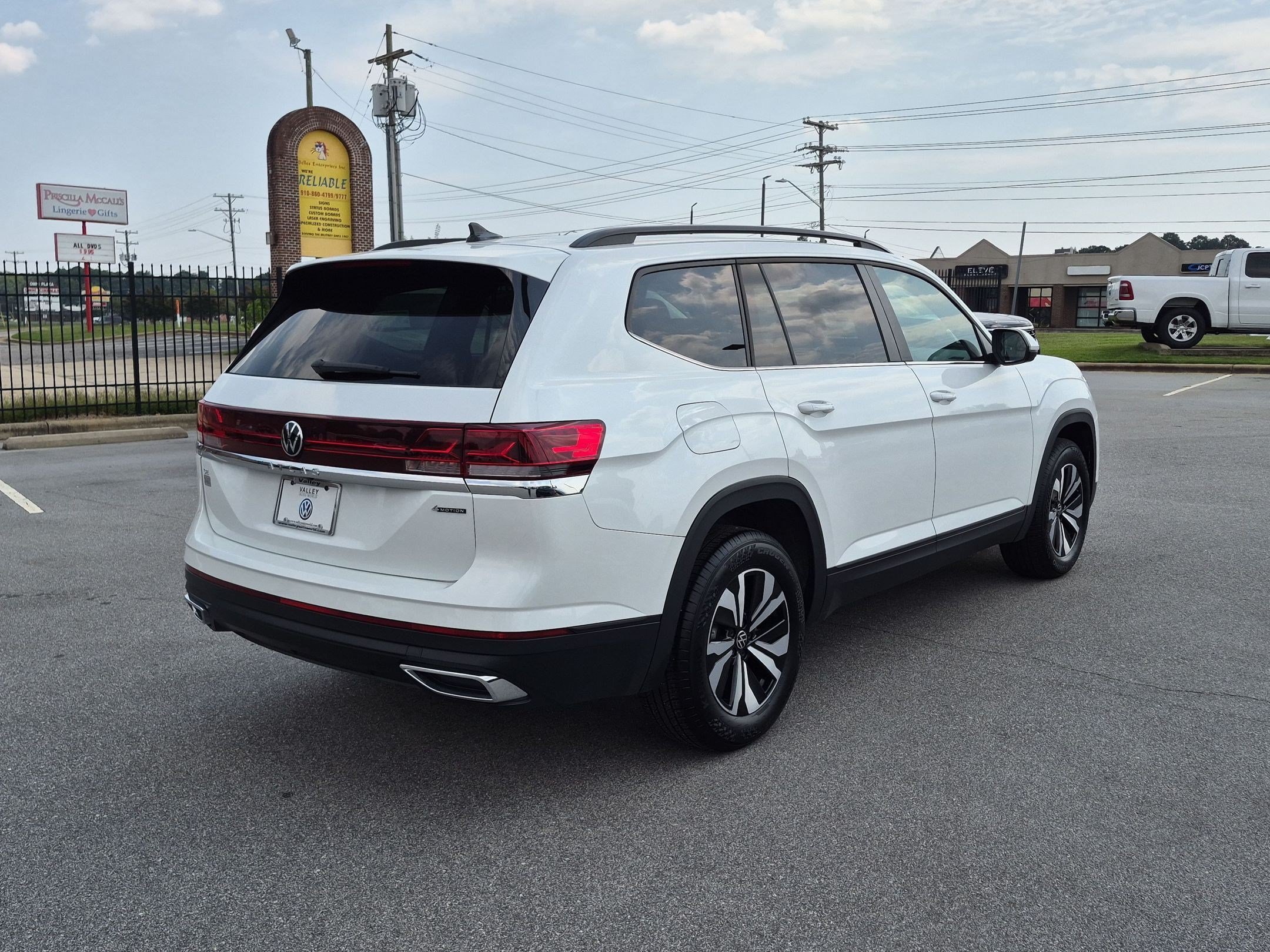 Used 2026 Volkswagen Atlas SE AWD/4WD image 3