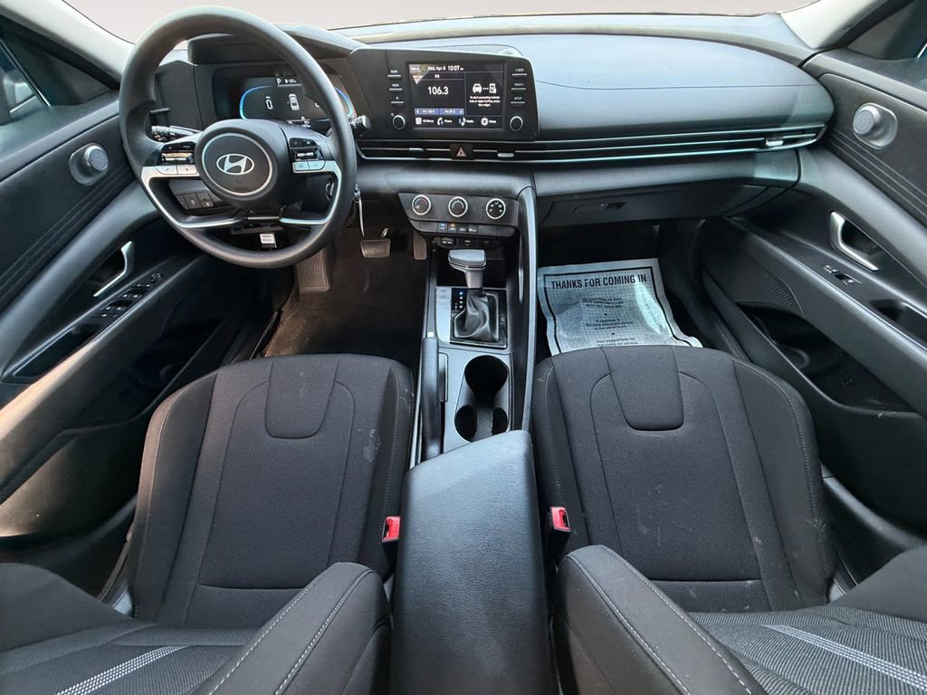 Used 2025 Hyundai Elantra SE image 12