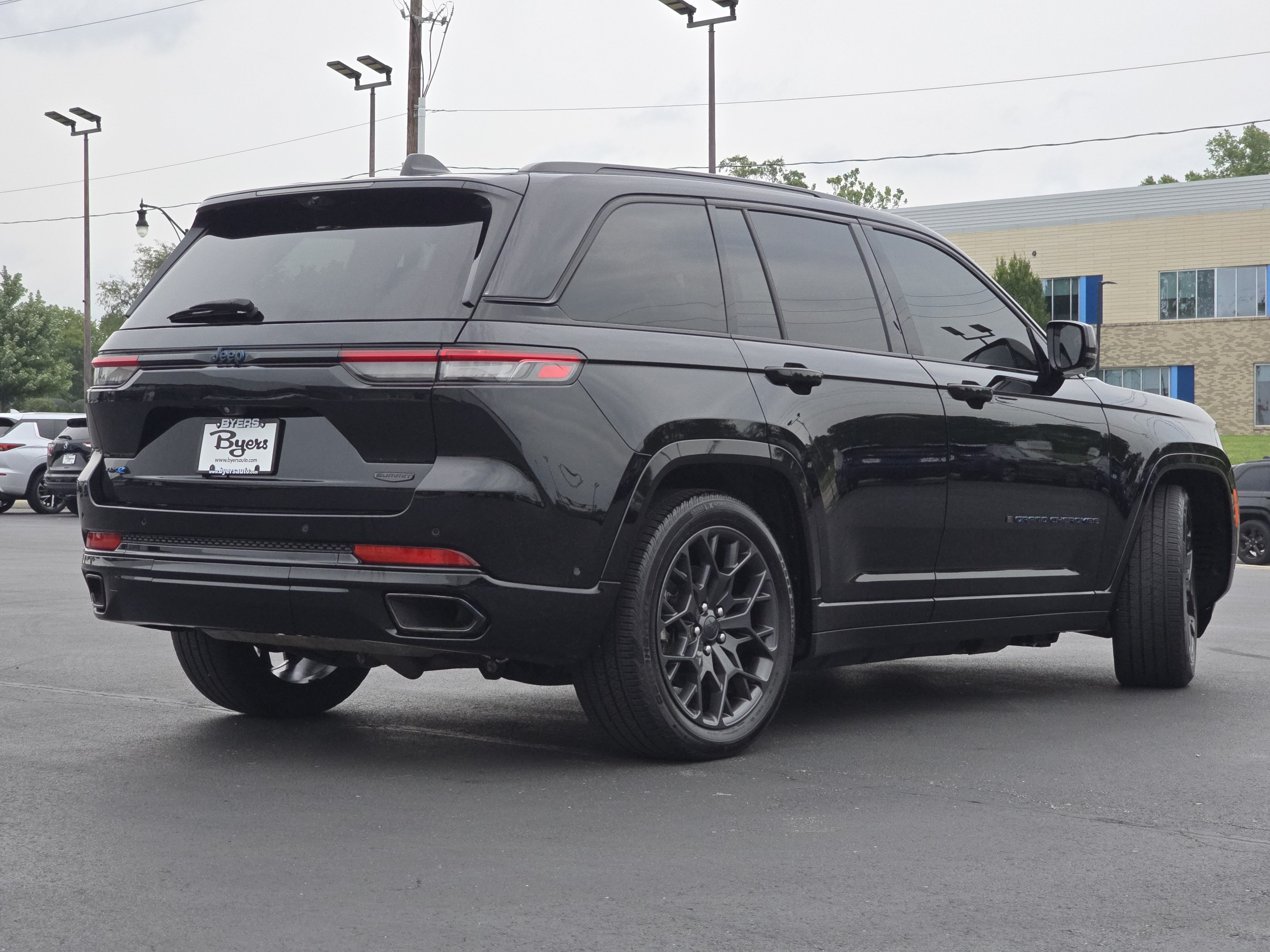 Used 2023 Jeep Grand Cherokee Summit AWD/4WD image 7