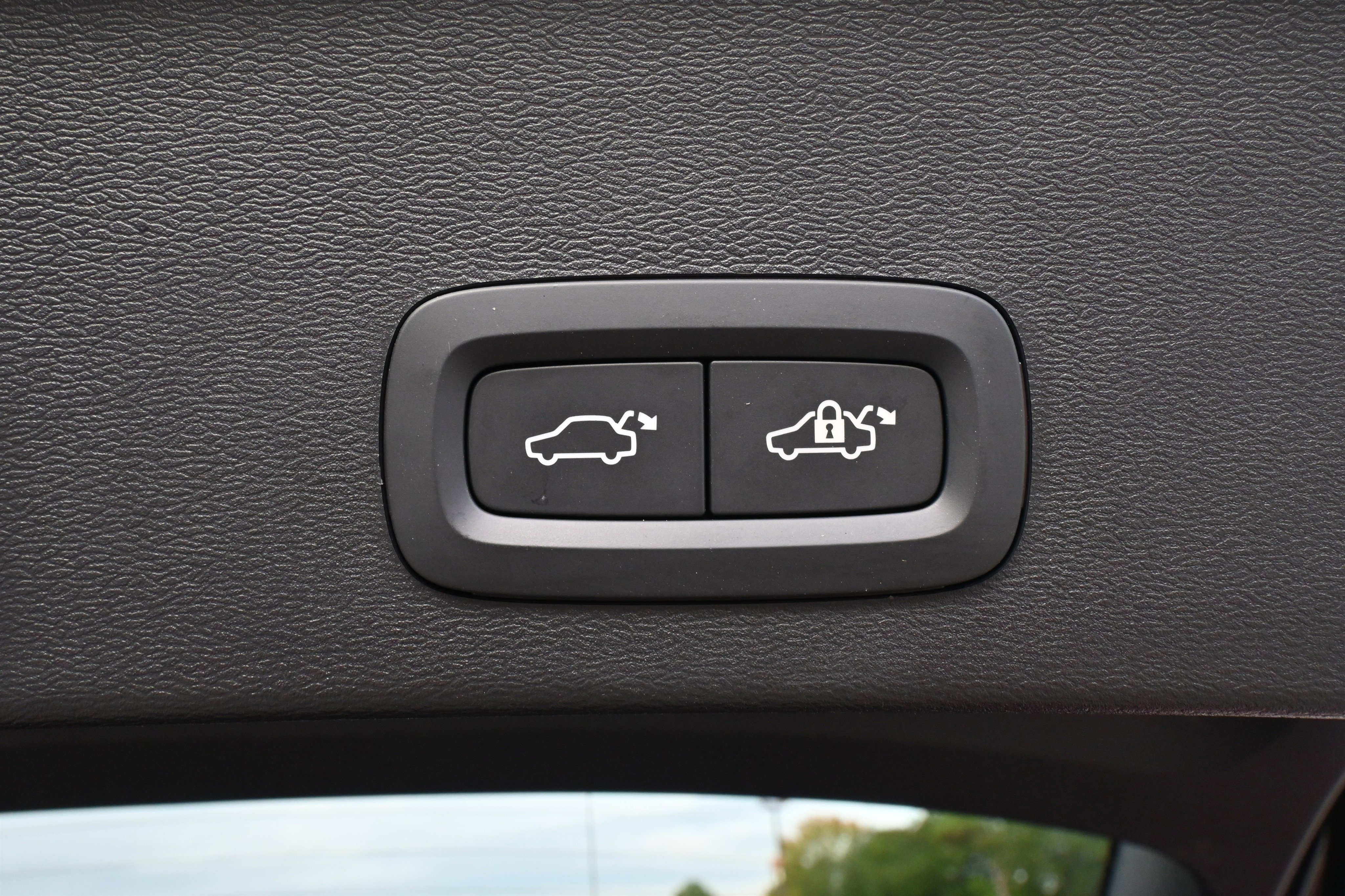 Used 2025 Volvo XC40 B5 Core image 20