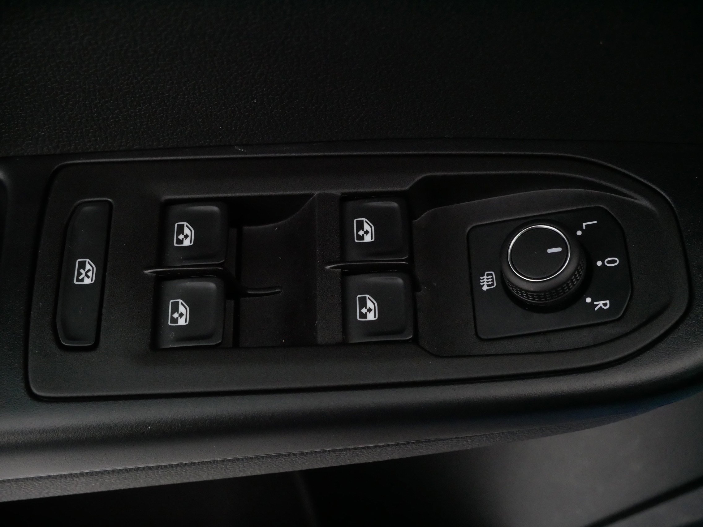 Certified 2025 Volkswagen Taos SE image 19