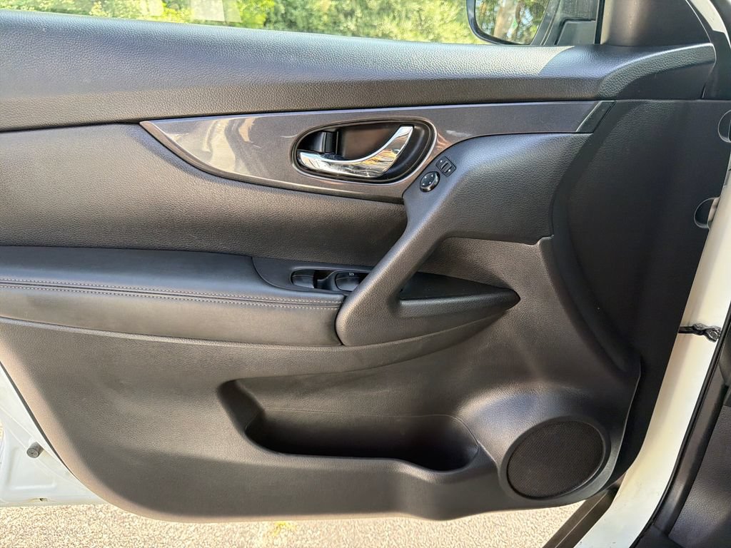 Used 2017 Nissan Rogue S AWD/4WD image 18