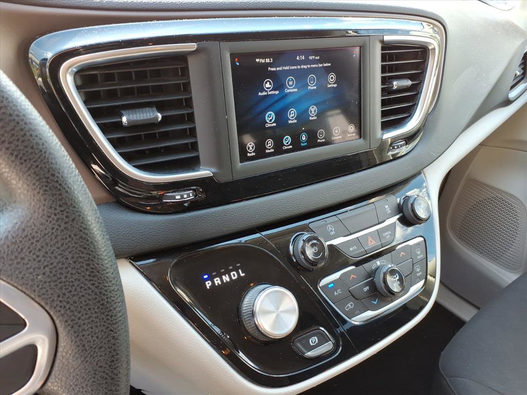 Used 2021 Chrysler Voyager L FWD image 14