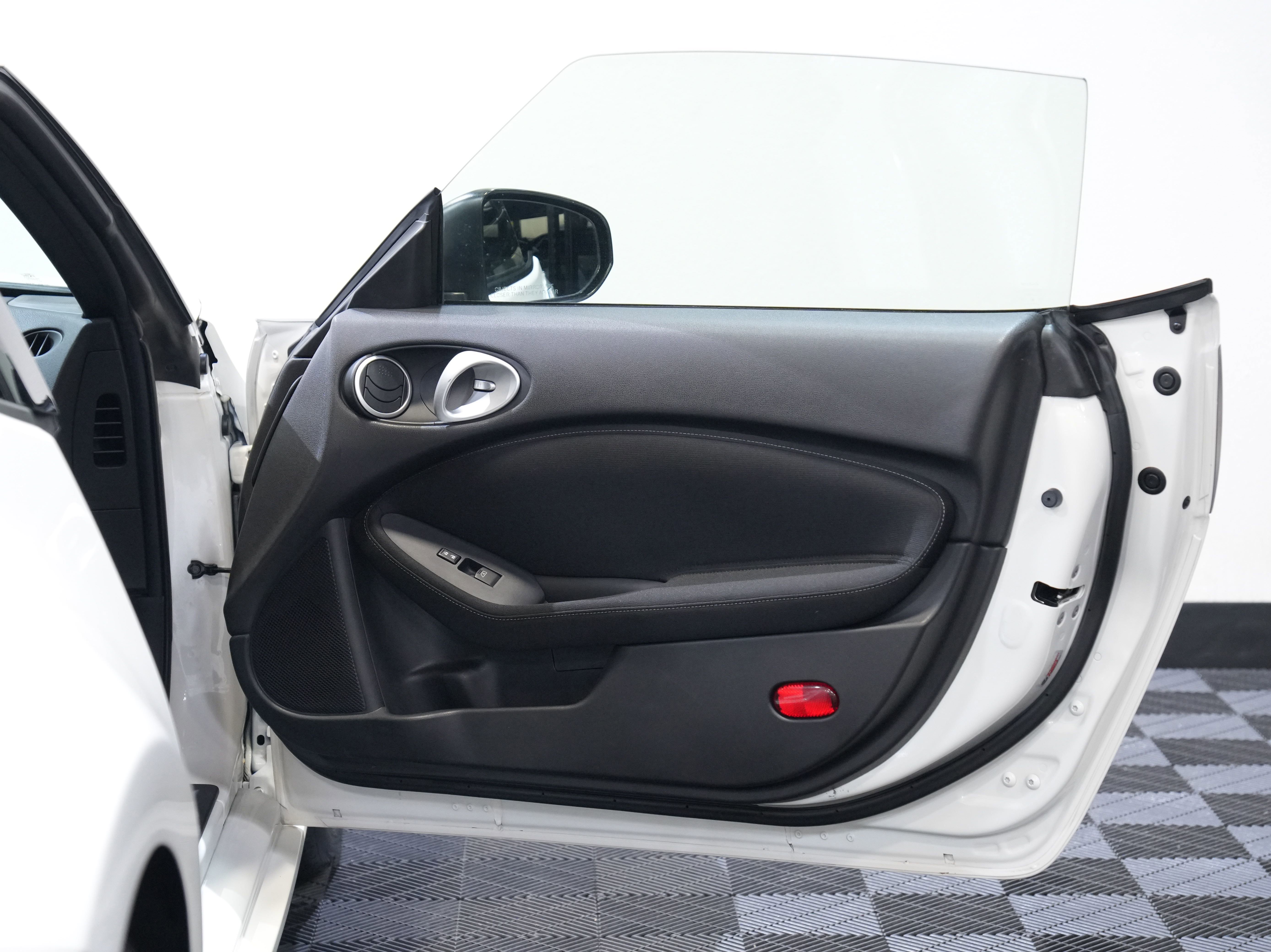 Used 2016 Nissan 370Z Touring RWD image 22