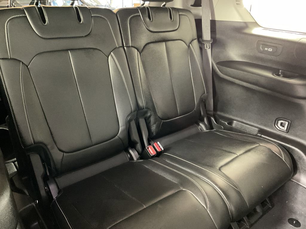 Used 2023 Jeep Grand Cherokee L Limited w/ Black Appearance Package AWD/4WD image 23