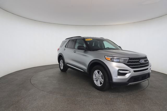Used 2024 Ford Explorer XLT w/ Equipment Group 202A AWD/4WD image 28