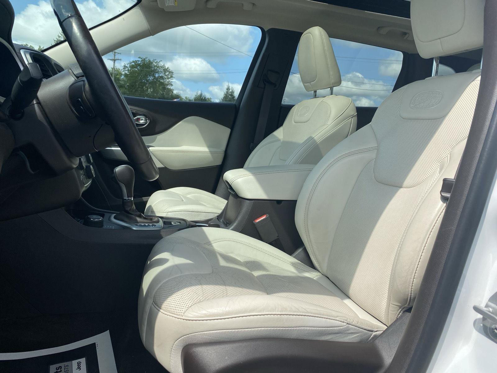 Used 2018 Jeep Cherokee Overland AWD/4WD image 16