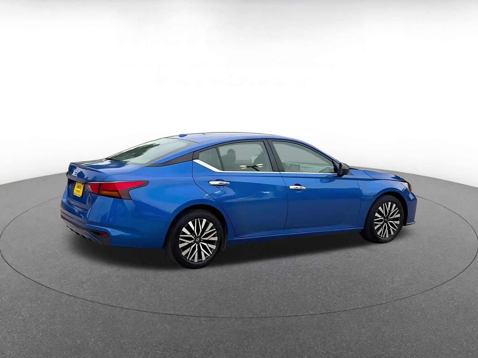 Used 2025 Nissan Altima 2.5 SV FWD image 15