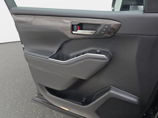 Certified 2025 Toyota Highlander Limited AWD/4WD image 24