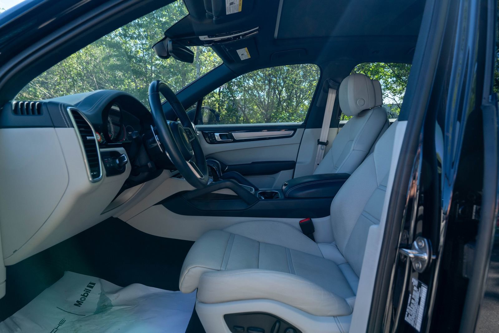 Certified 2023 Porsche Cayenne Platinum Edition image 24