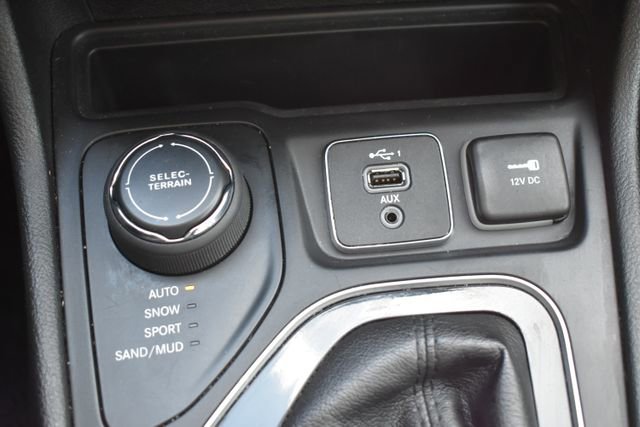 Used 2019 Jeep Cherokee Latitude Plus AWD/4WD image 31