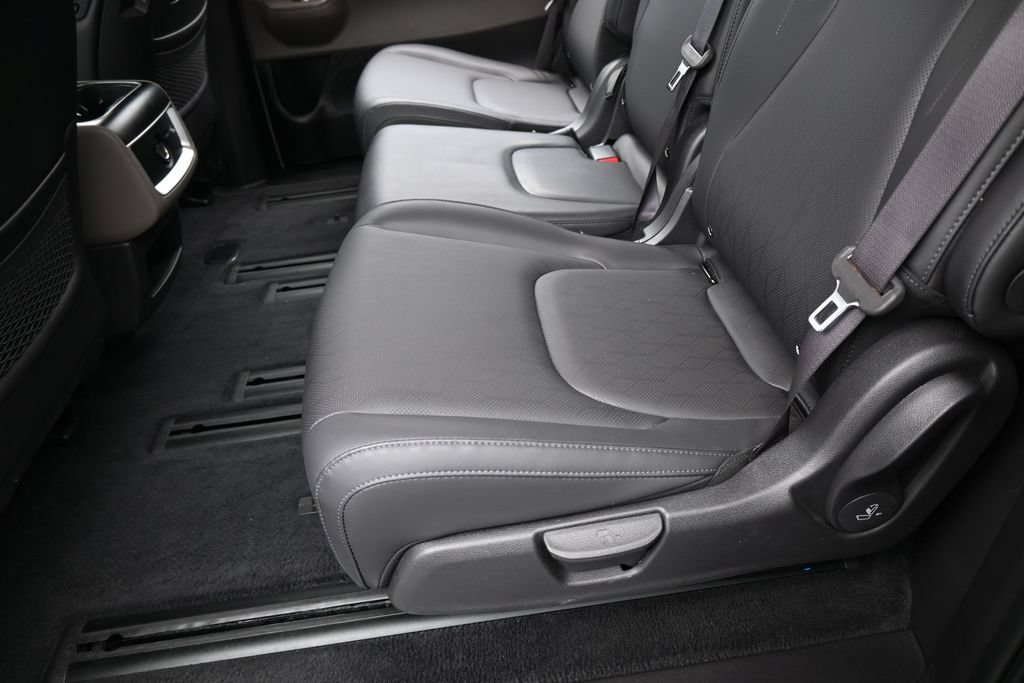 Used 2025 Kia Carnival EX FWD image 37