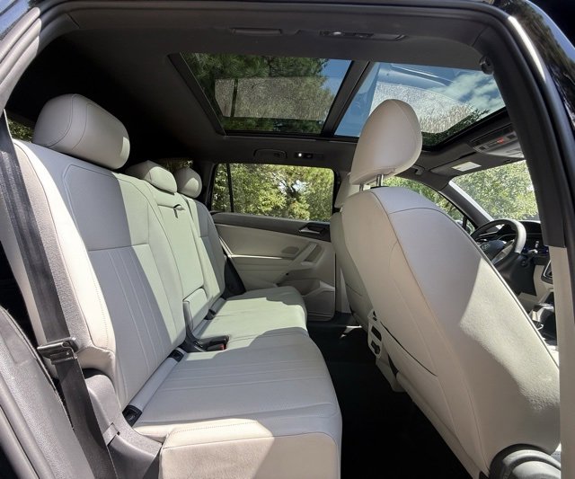 Used 2022 Volkswagen Tiguan SE R-Line image 11