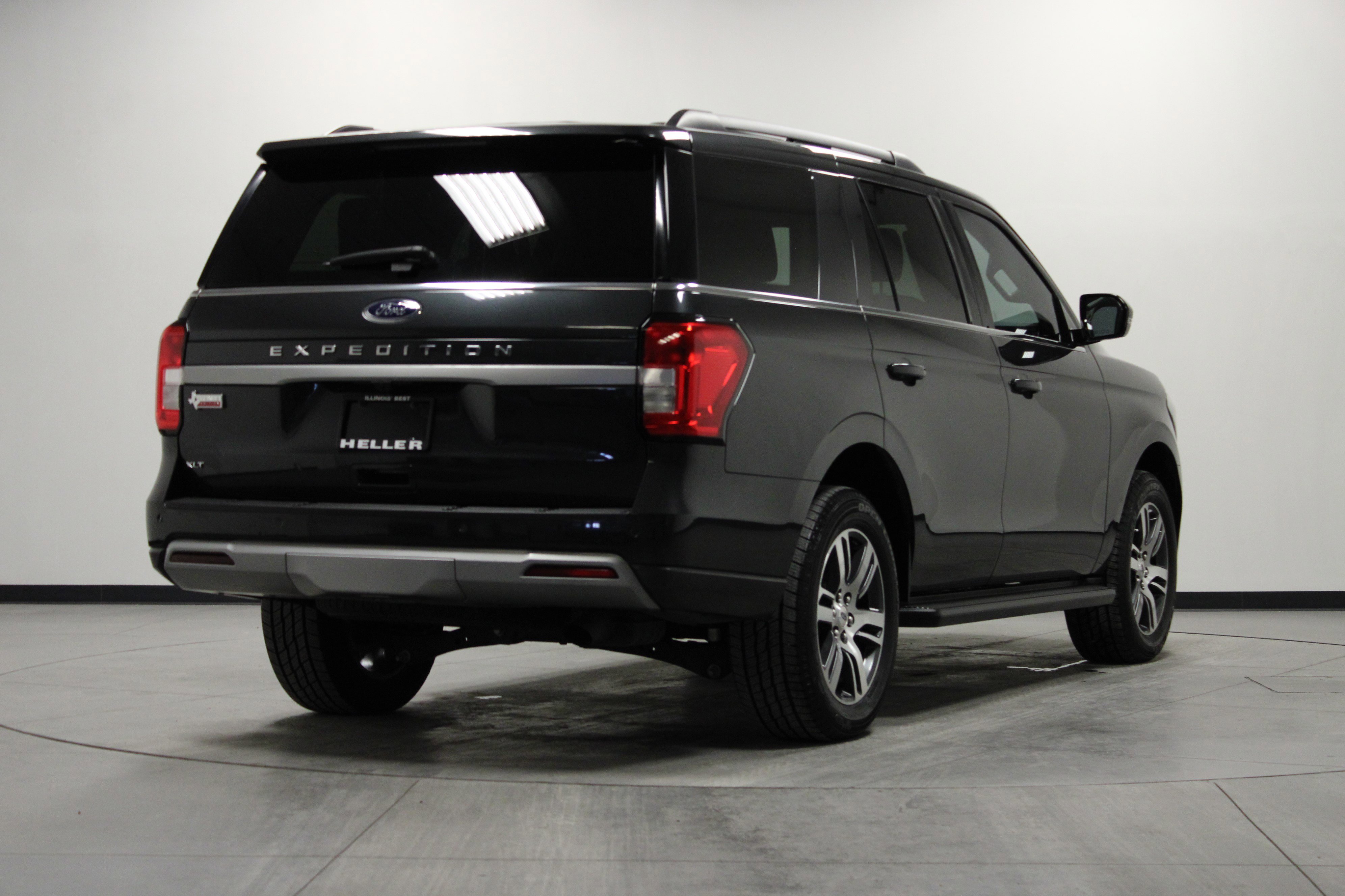 Used 2024 Ford Expedition XLT image 4