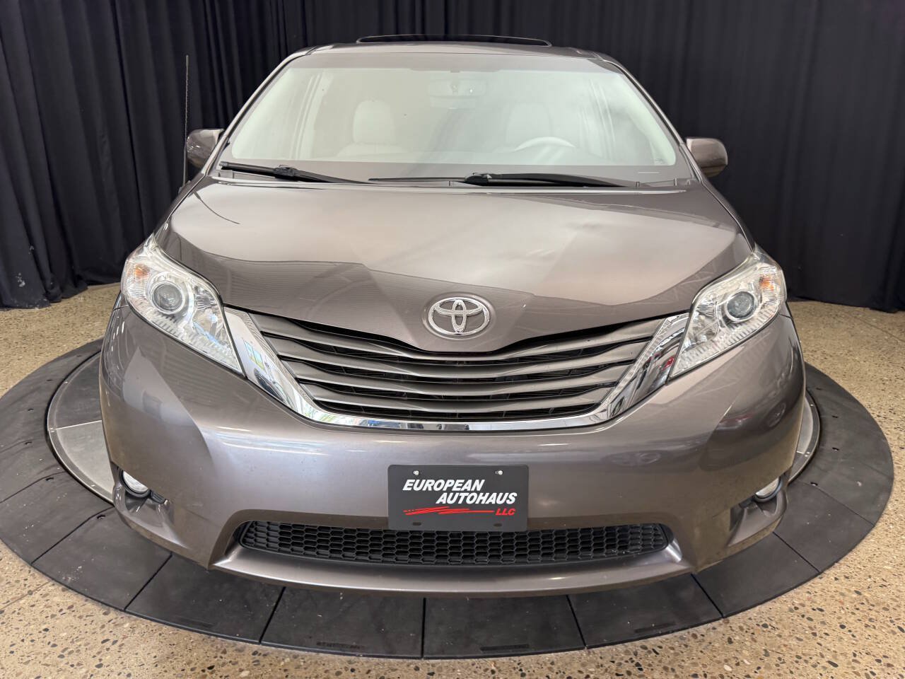 Used 2014 Toyota Sienna XLE AWD/4WD image 3