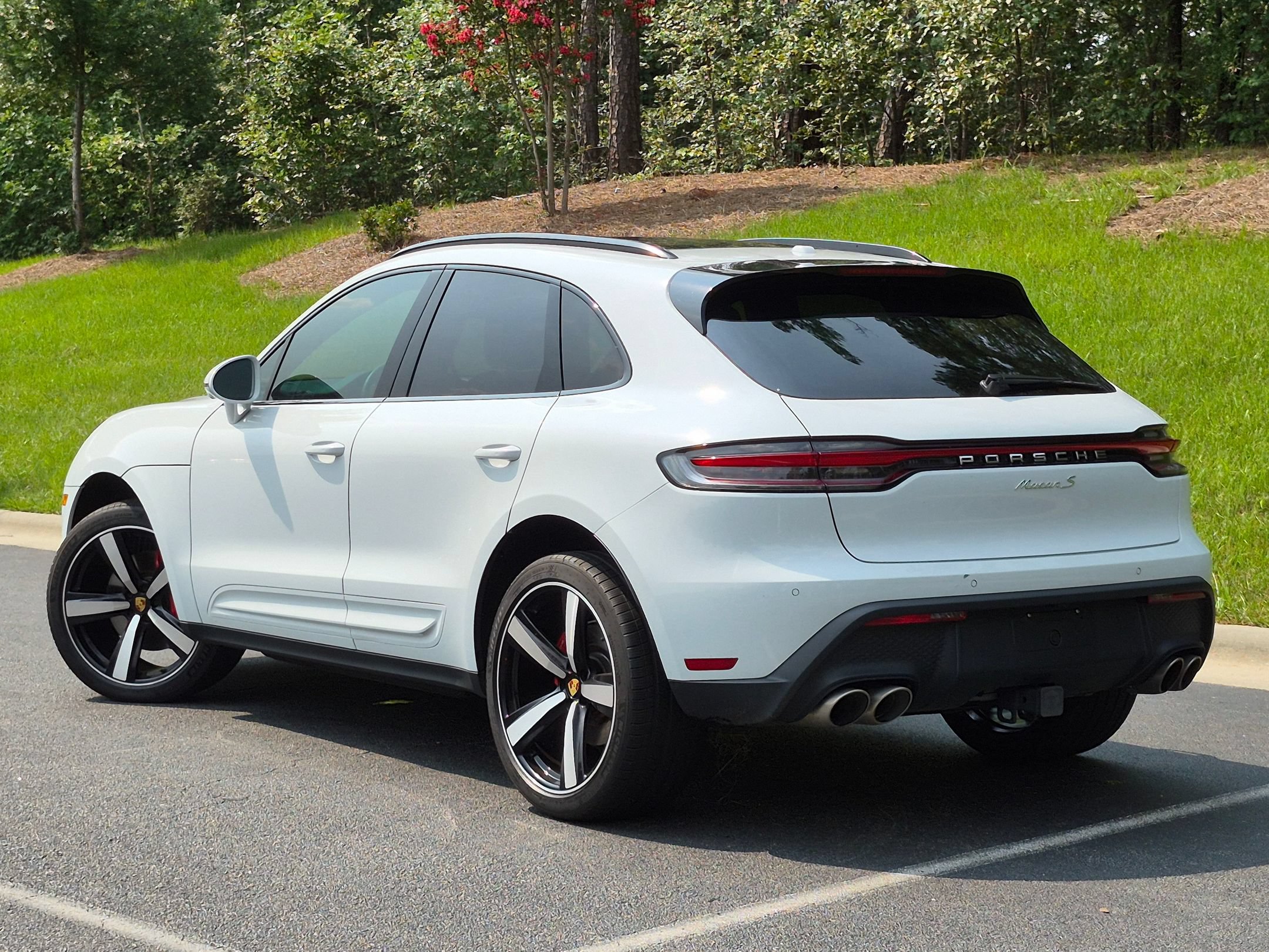 Certified 2025 Porsche Macan S AWD/4WD image 3