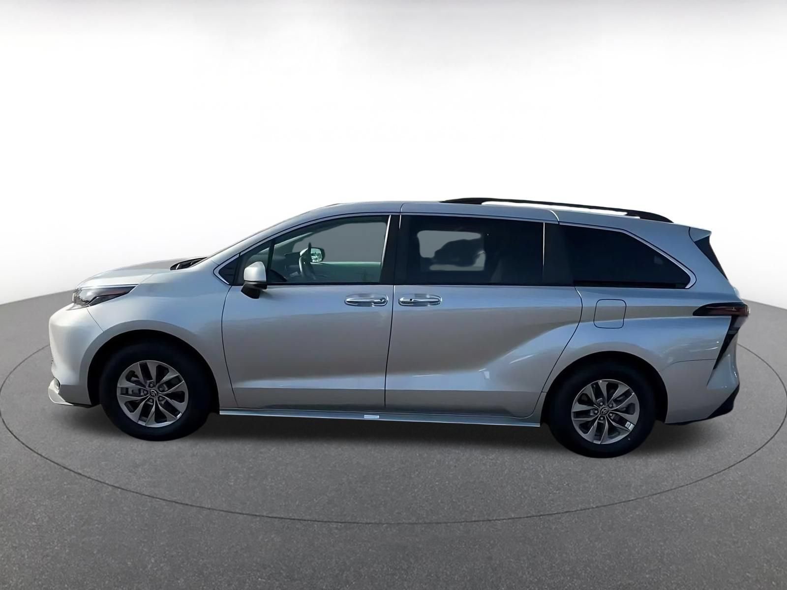Used 2025 Toyota Sienna XLE FWD image 8