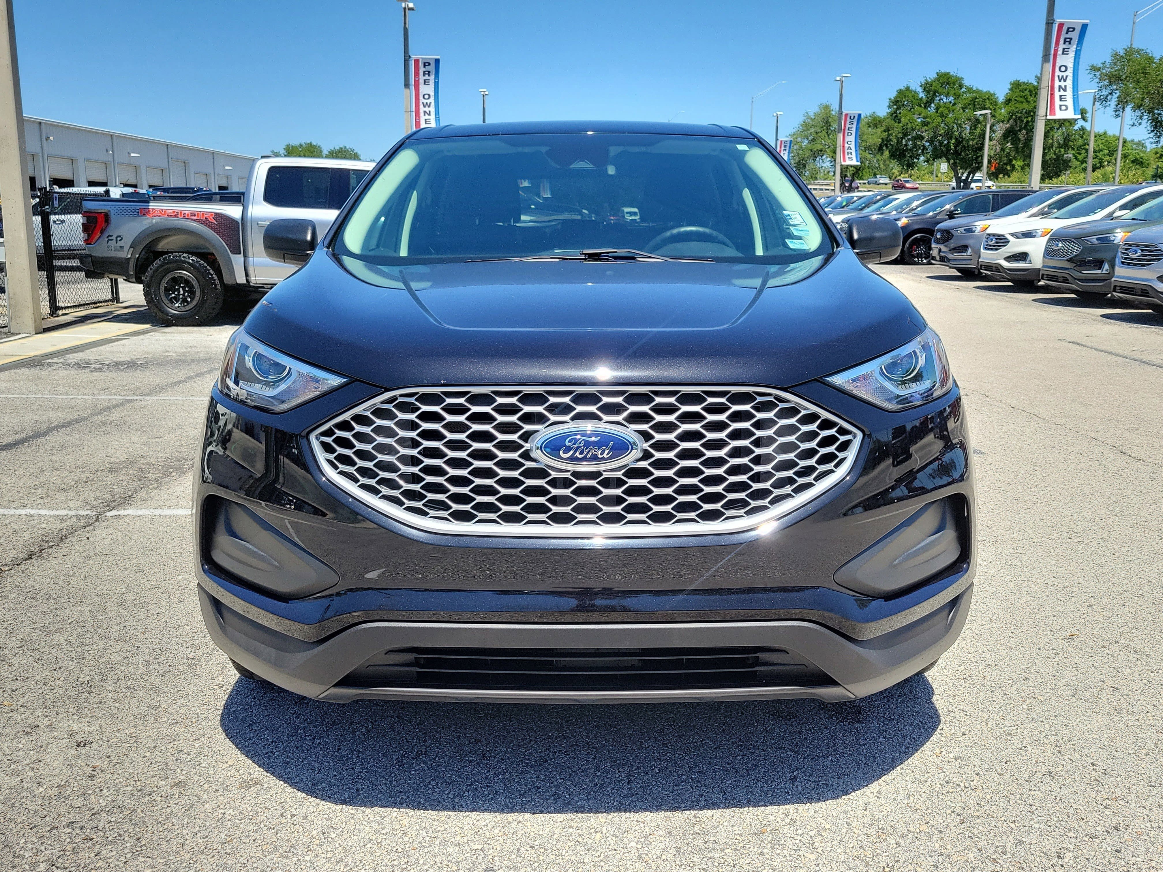 Certified 2024 Ford Edge SE image 2