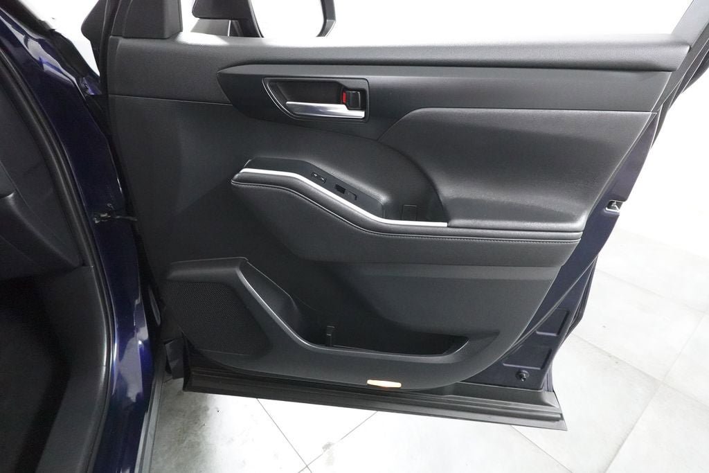 Used 2020 Toyota Highlander XLE AWD/4WD image 31