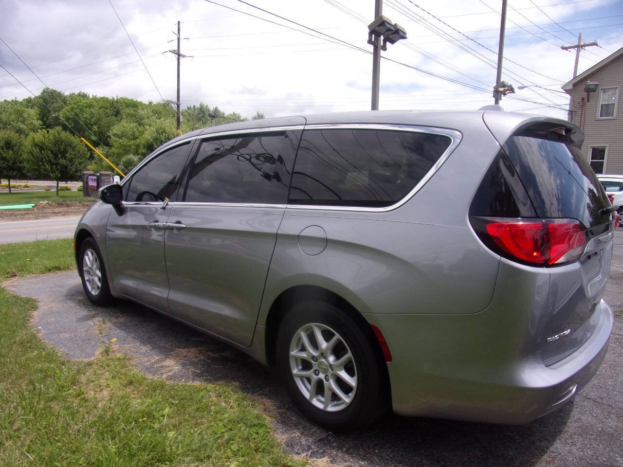 Used 2017 Chrysler Pacifica Touring FWD image 9