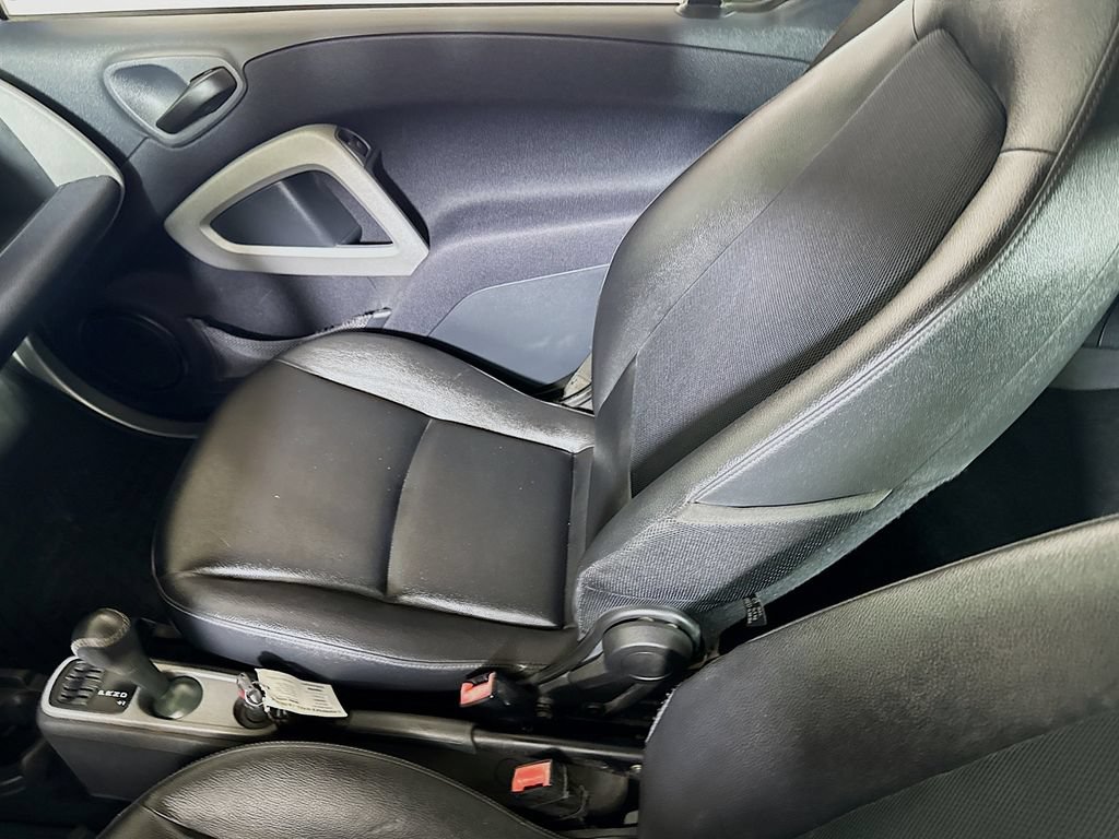 Used 2014 smart fortwo pure RWD image 19