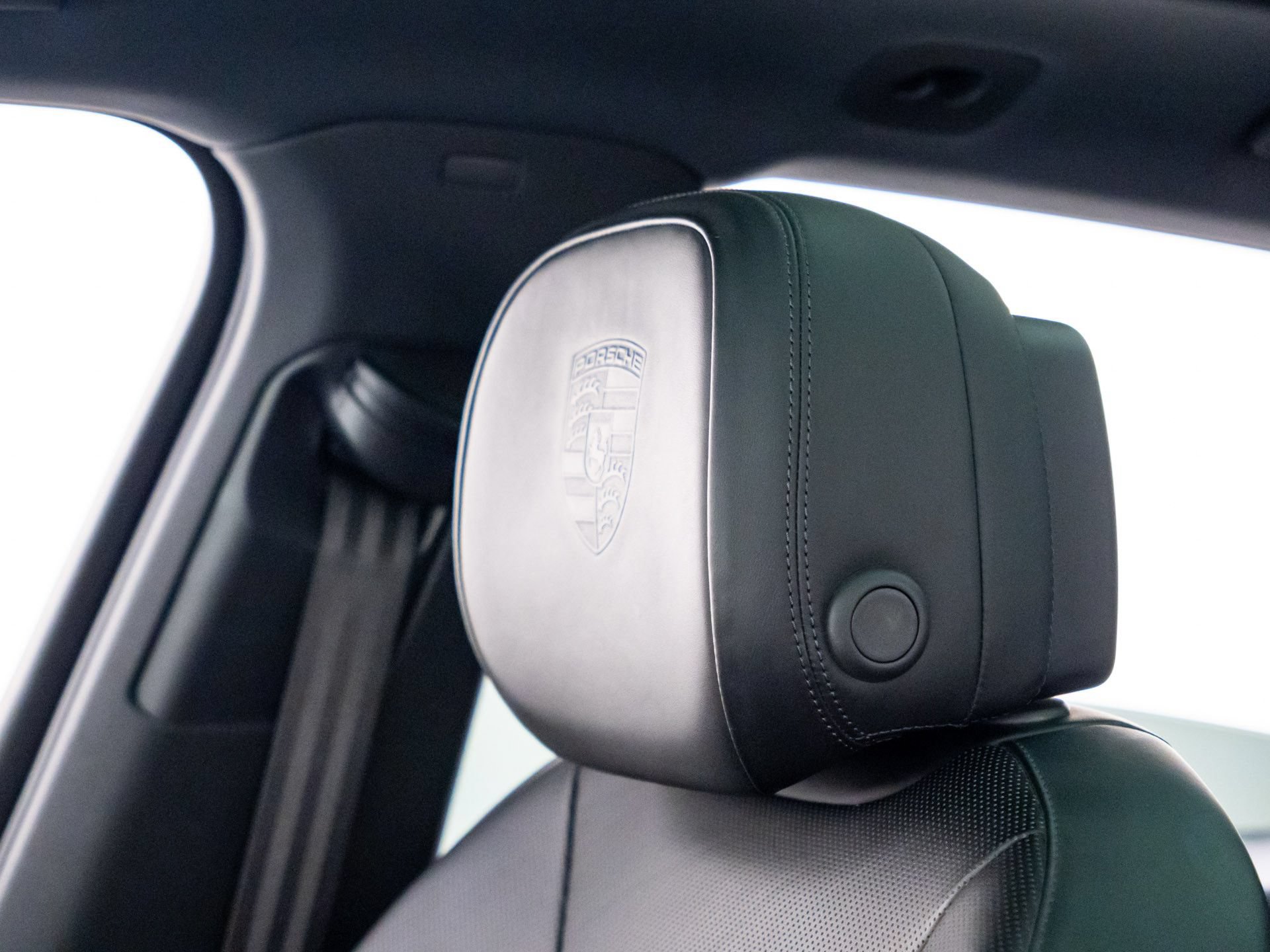 Used 2023 Porsche Cayenne AWD/4WD image 31