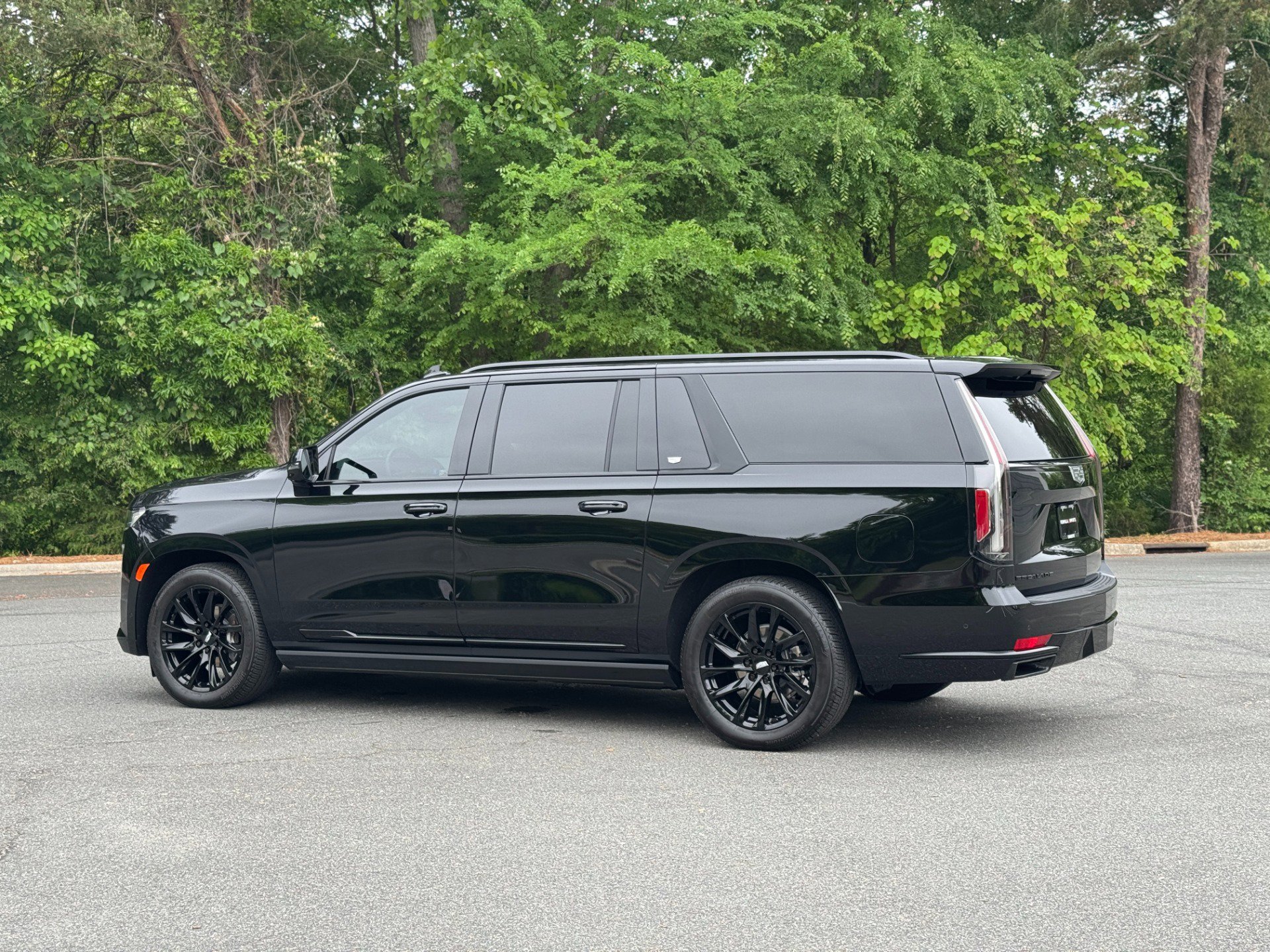 Used 2024 Cadillac Escalade ESV Sport Platinum w/ LPO, ONYX Package image 7