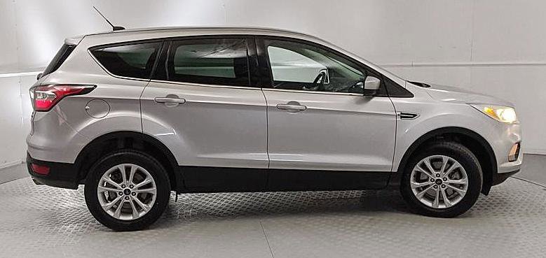 Used 2017 Ford Escape SE image 2