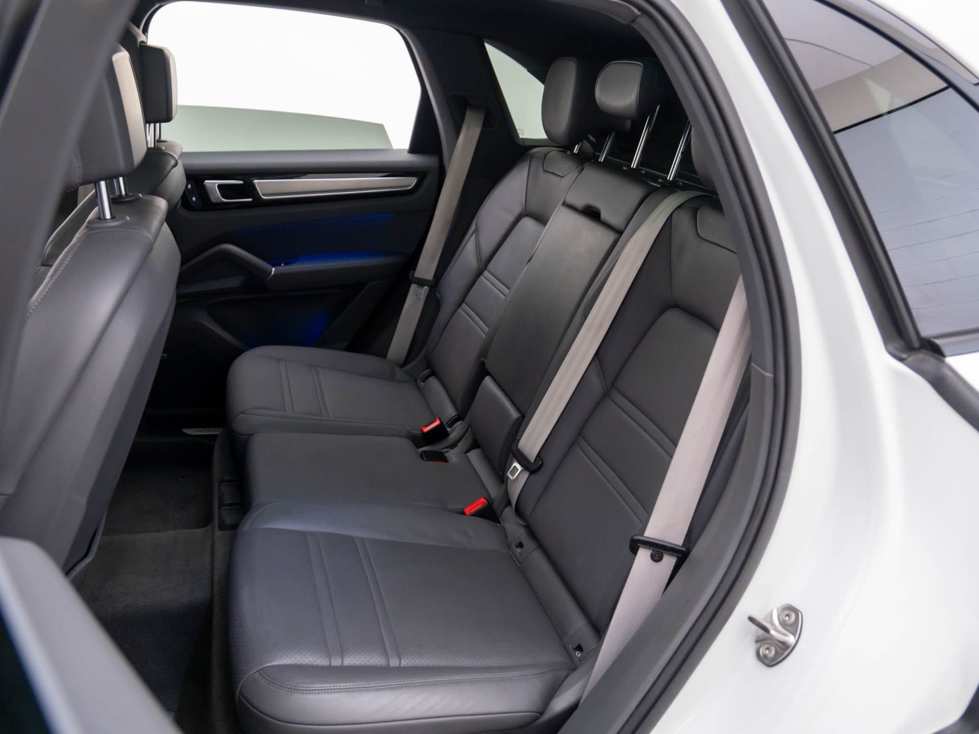 Certified 2022 Porsche Cayenne Platinum Edition image 18