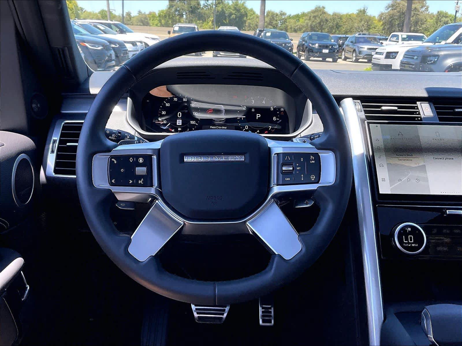 Used 2025 Land Rover Discovery Dynamic SE AWD/4WD image 5