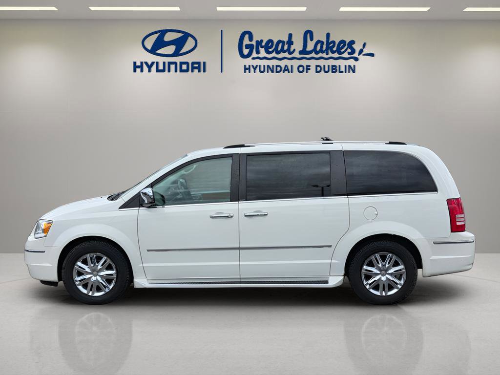 Used 2009 Chrysler Town & Country Limited w/ Entertainment Group #3 FWD image 2
