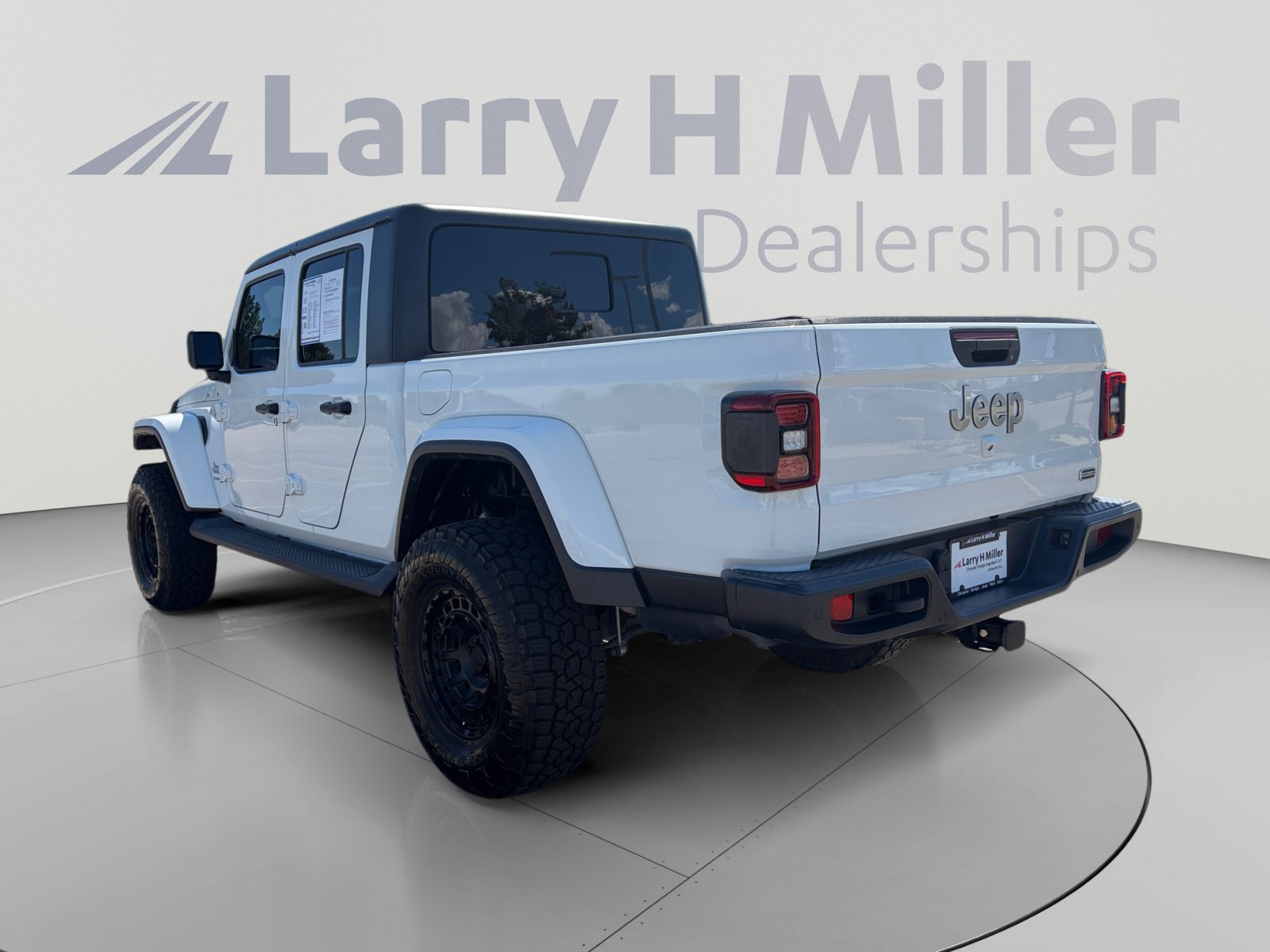 Used 2020 Jeep Gladiator Overland AWD/4WD image 4