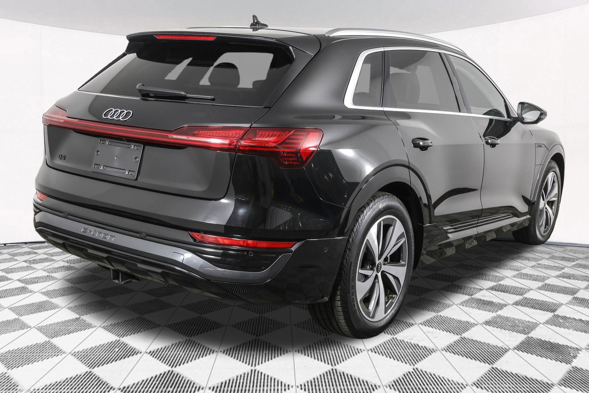 Used 2024 Audi Q8 e-tron Premium Plus w/ Premium Plus Package image 14