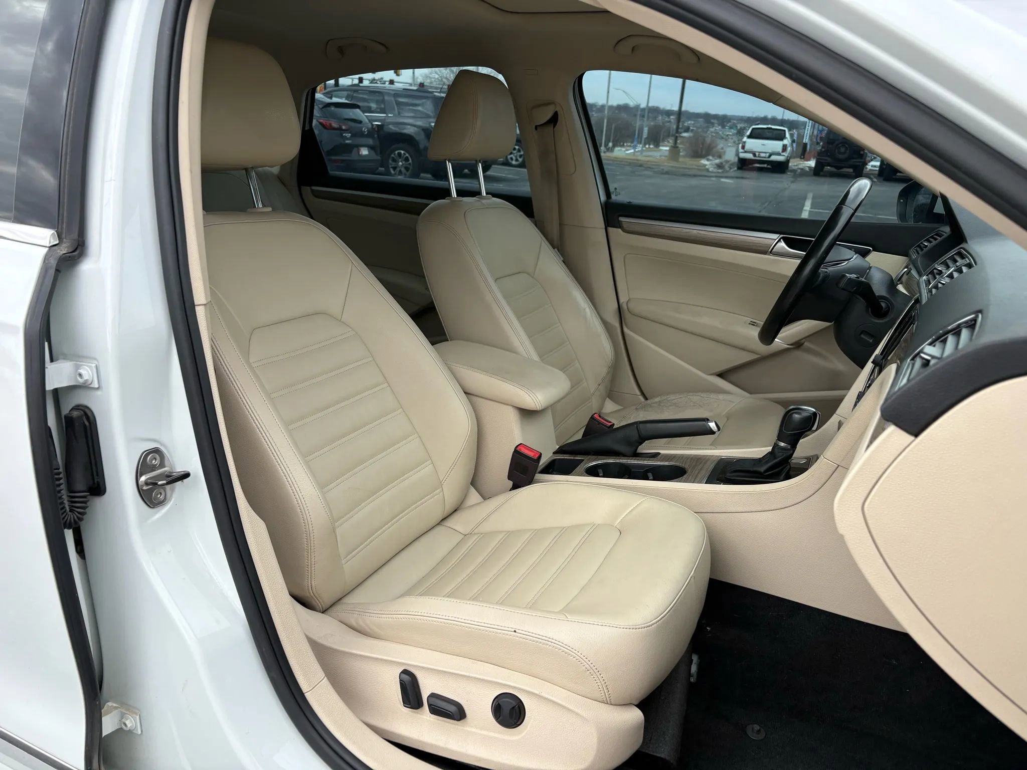 Used 2017 Volkswagen Passat 1.8T SEL Premium image 17