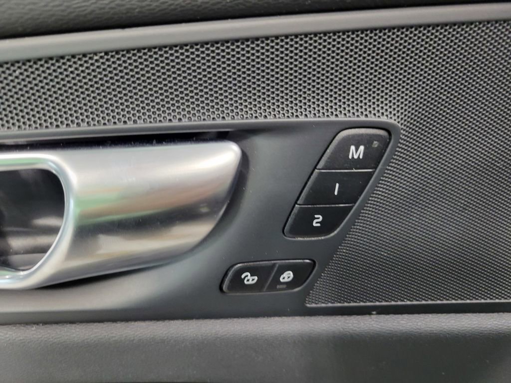 Used 2025 Volvo XC60 B5 Plus image 23
