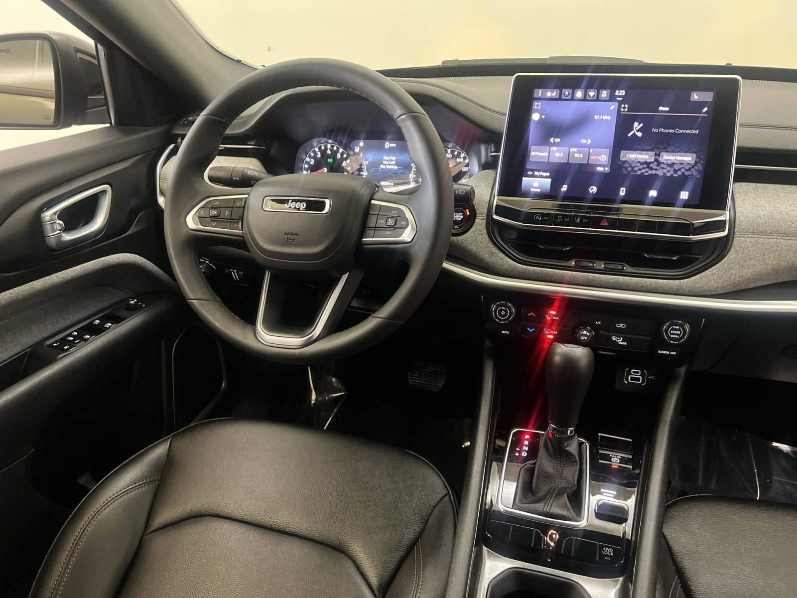 Used 2024 Jeep Compass Latitude image 29