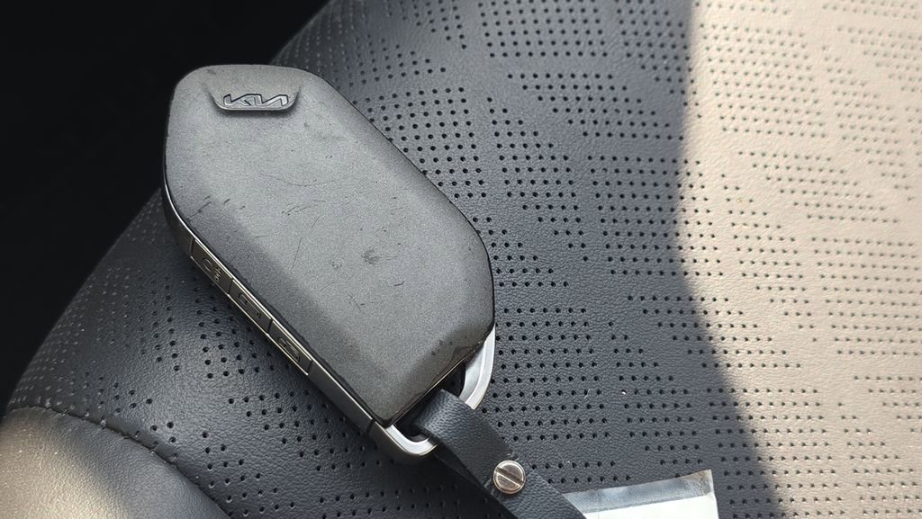 Used 2025 Kia Carnival FWD image 29