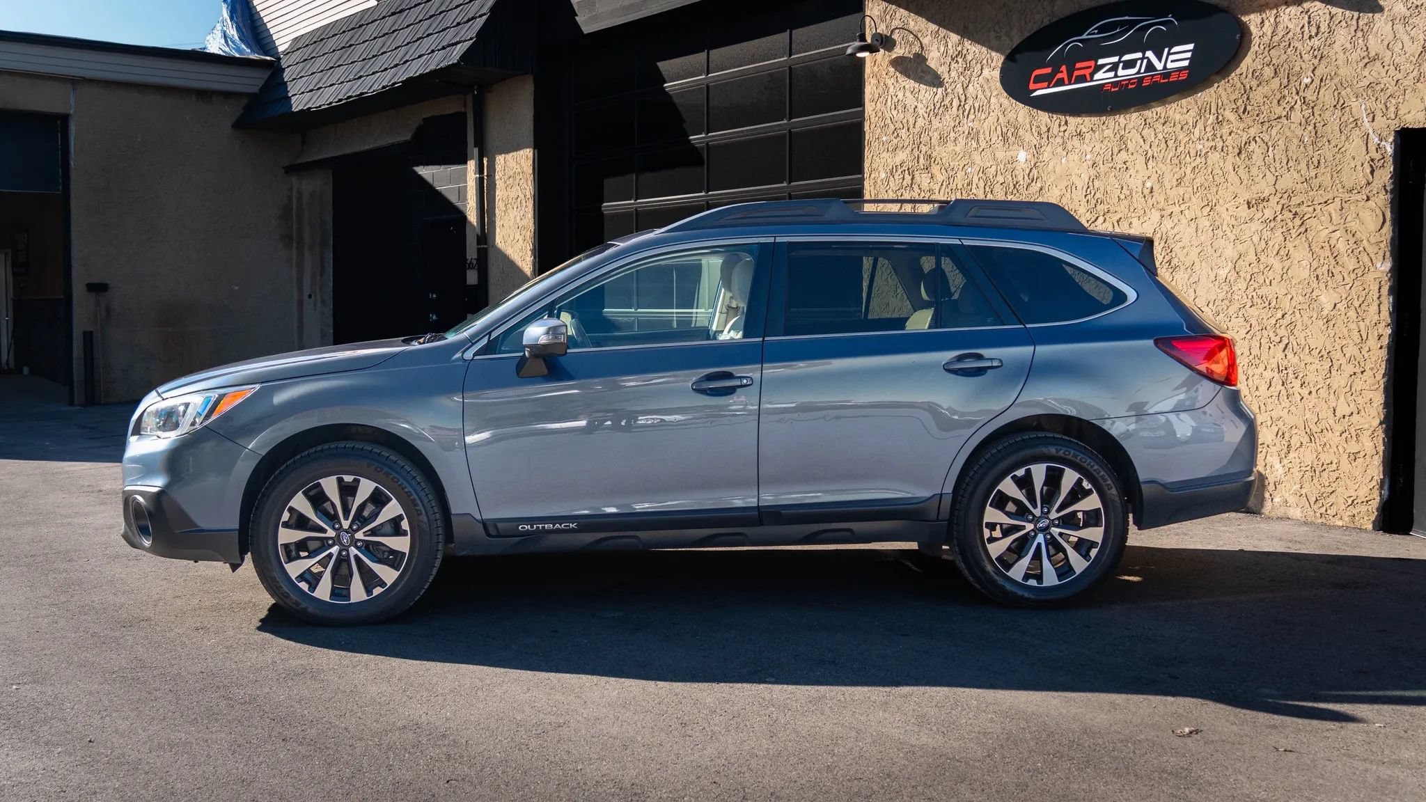 Used 2016 Subaru Outback 2.5i Limited AWD/4WD image 2
