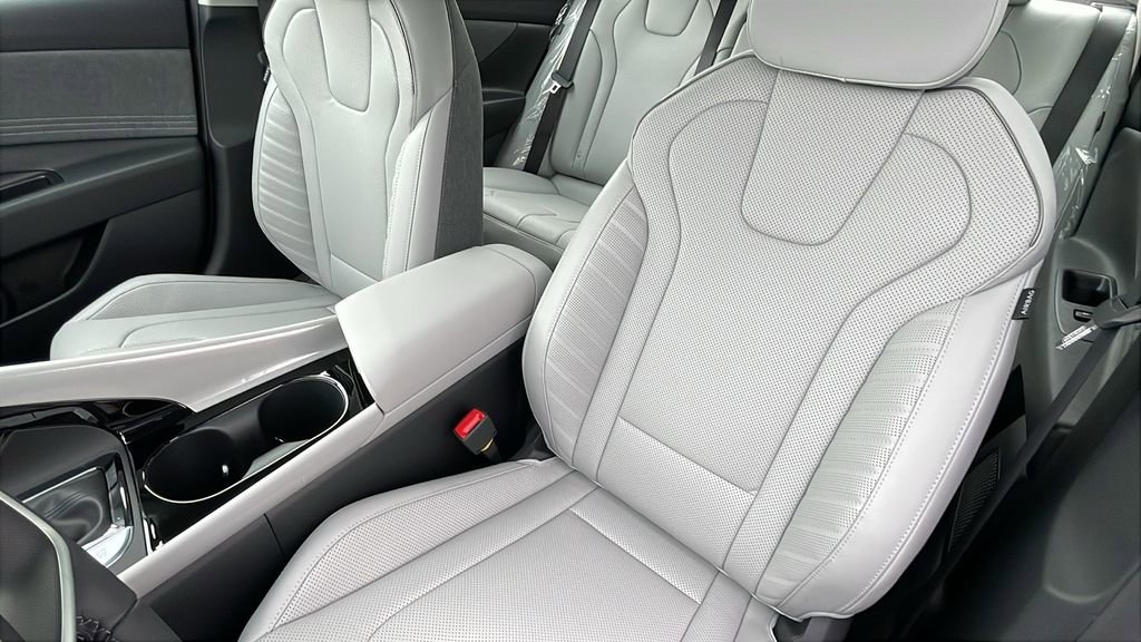 New 2025 Hyundai Elantra Limited image 16