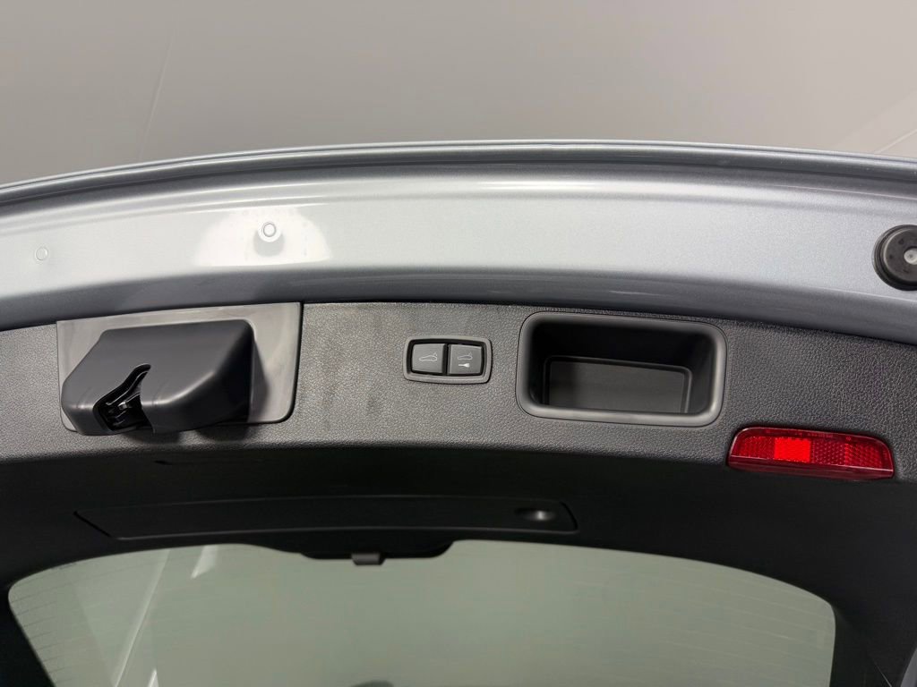 Certified 2026 Porsche Macan AWD/4WD image 16