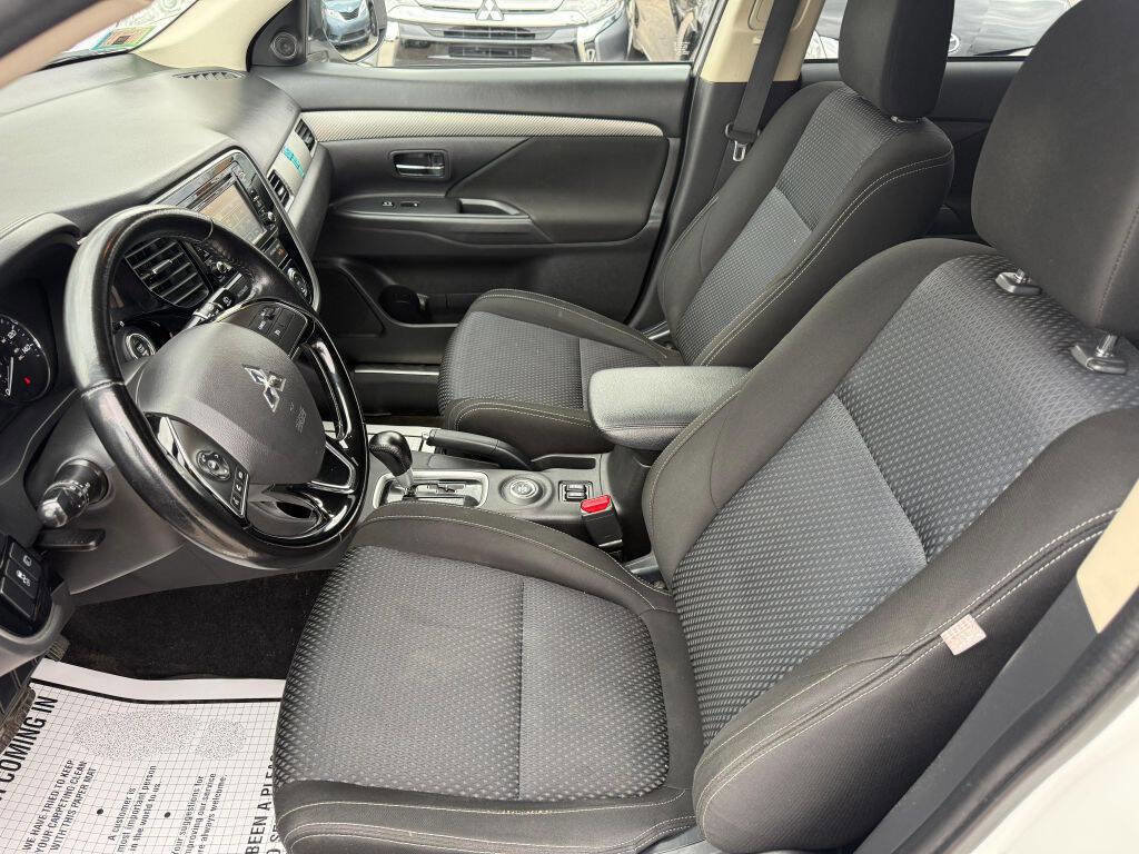 Used 2016 Mitsubishi Outlander SE image 13