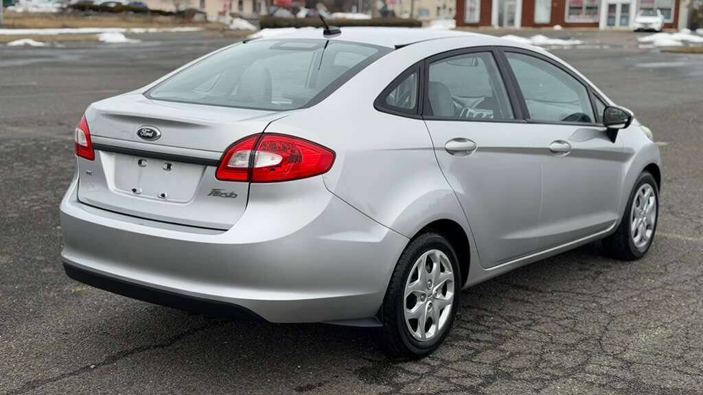 Used 2012 Ford Fiesta SE w/ Winter Pkg FWD image 7