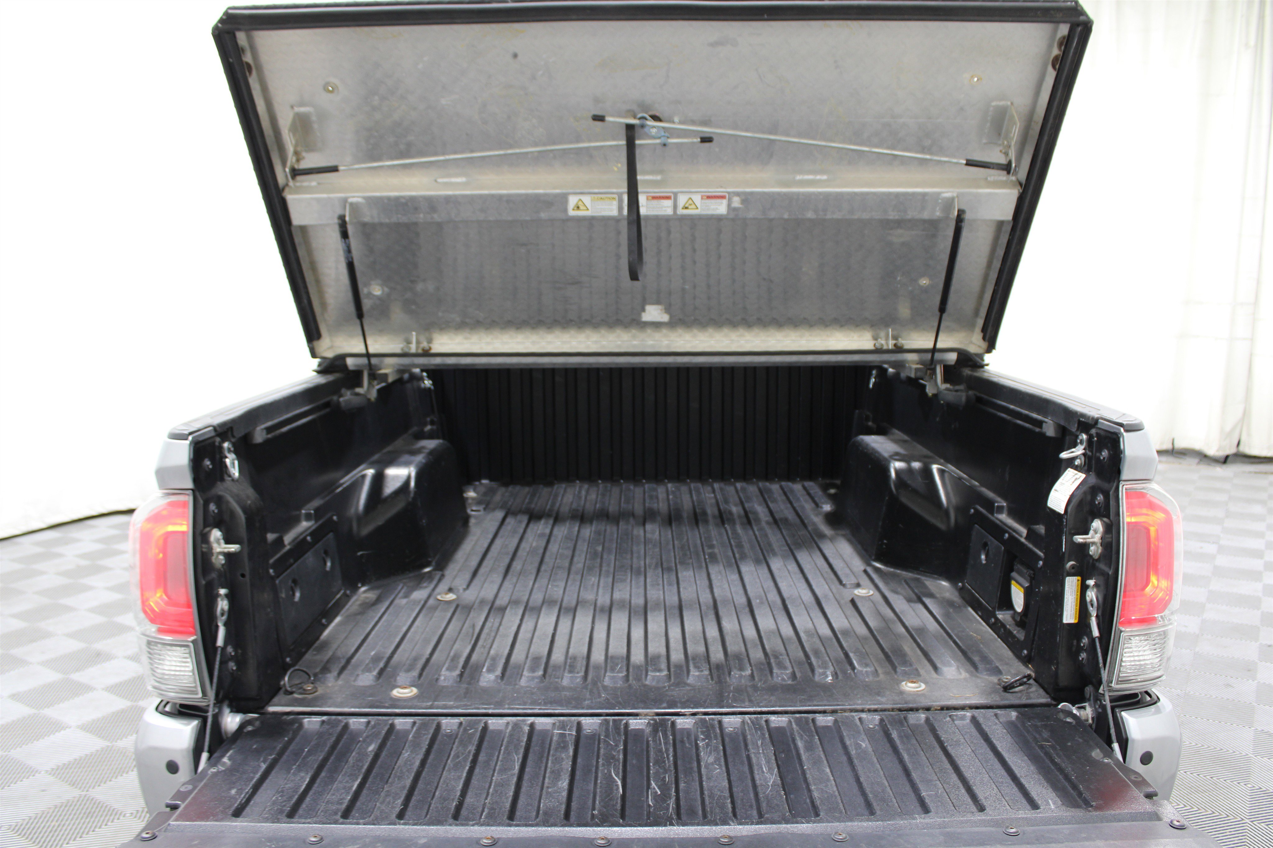 Used 2016 Toyota Tacoma Limited image 32